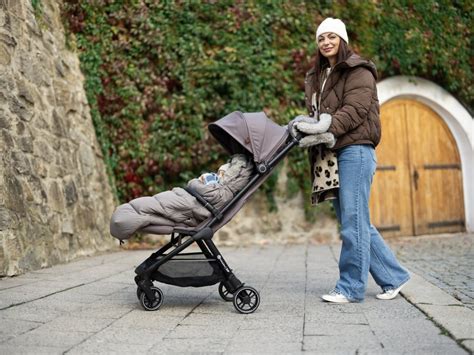 Detailný záber na polstrované sedadlo a nastaviteľnú opierku nôh kočíka Maxi-Cosi Laika