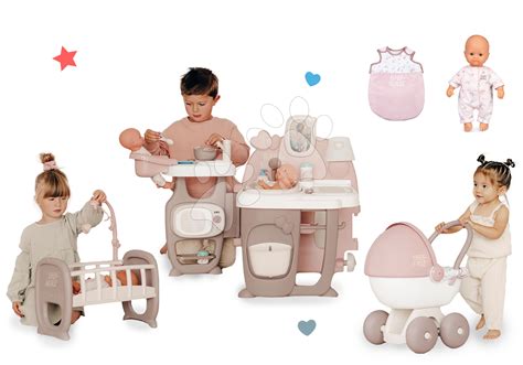 Deti hrajúce sa s bábikou a kočíkom Smoby