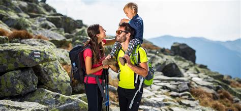 Rodina s dieťaťom na turistike s nosičom