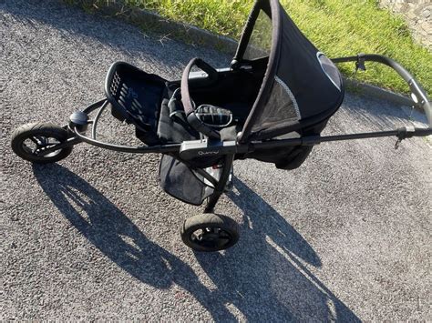 Ilustračná fotografia troch-kolesového kočíka Quinny Speedi v akcii