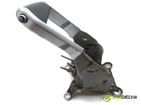 Detailné zobrazenie spojených rukovätí a ručnej brzdy kočíka Quinny Speedi