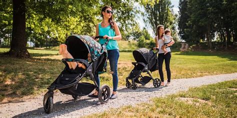 Dve deti v športovom kočíku s preklápacou rúčkou