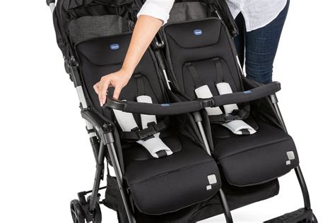 Detailný pohľad na skladací mechanizmus kočíka Chicco Ohlala Twin