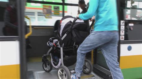 Rodina s dieťaťom v modernom kočíku