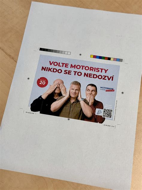 Dieťa si zakrýva ústa rukou