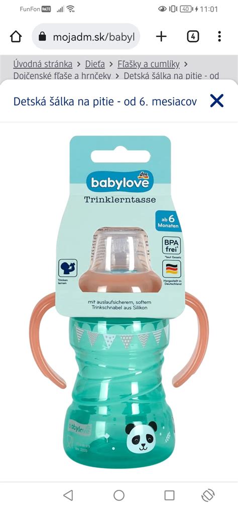 Fľaša s dojčenskou vodou a dieťa pijúce z nej