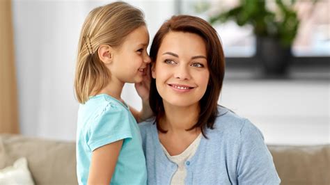 Rodič aktívne počúva dieťa