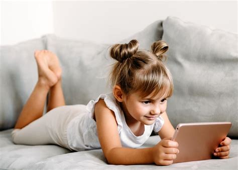 Dieťa s tabletom na ihrisku