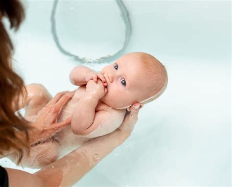 ilustrácia novorodenca a rodičov