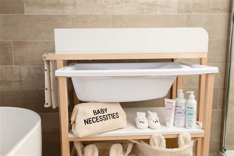 Detail prebaľovacieho pultu s integrovanou vaničkou