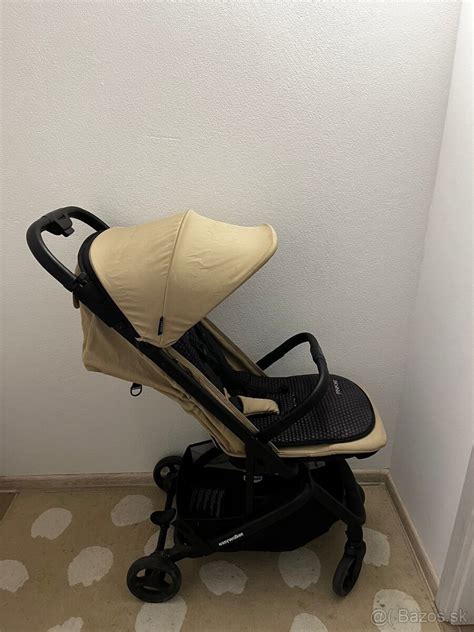 cestovný kočík zložený v lietadle