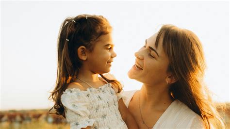 Matka rozprávajúca sa s deťmi