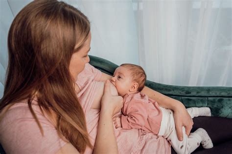 bábätko sa správne prisáva na prsník