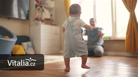 deti kráčajúce po špičkách