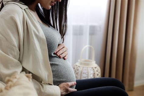 žena dojčiaca bábätko na vankúši