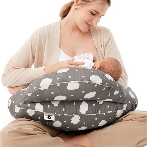 matka s novorodencom v pohodlnom kresle, okolo nich dojčiaci vankúš