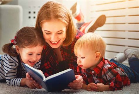 Dieťa čítajúce knihu s rodičom