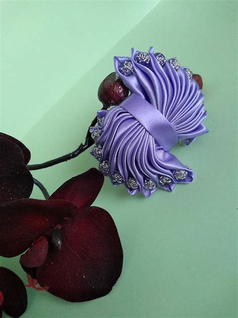 Detail kvetu ibišteka zo saténovej stuhy