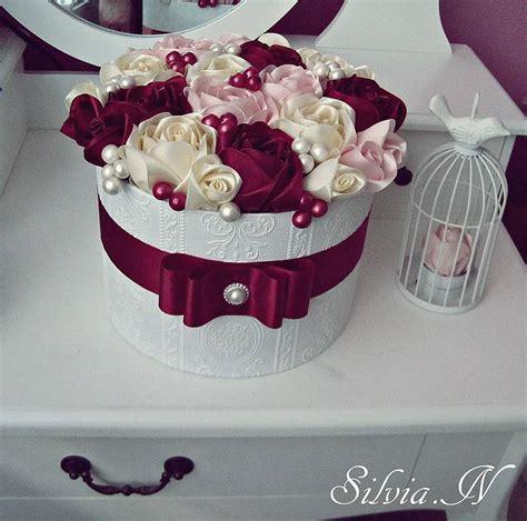 Dekoratívna krabička ozdobená kvetmi zo stúh