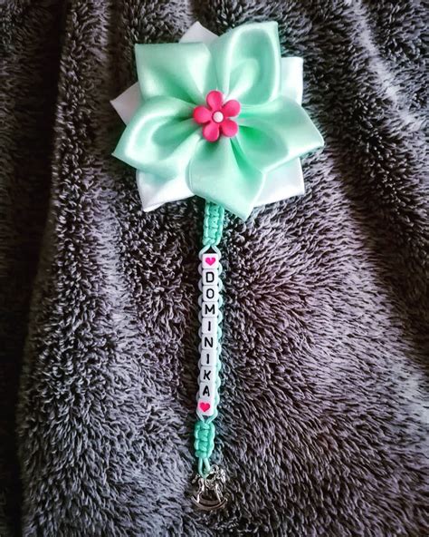 Krásny kvietok na kočík vyrobený zo stúh