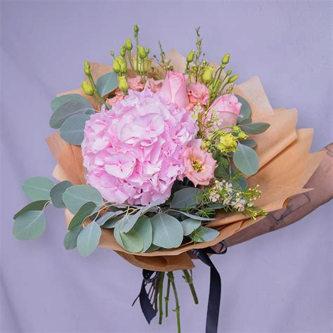 Kytica s farebnými tulipánmi a ružovou hortenziou