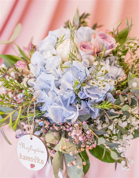 Kytica s bielymi hortenziami a eukalyptom