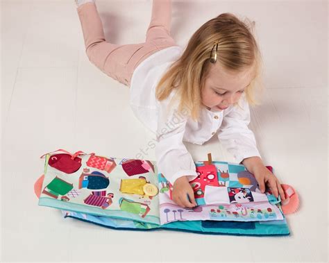 Dieťa s látkovou knihou