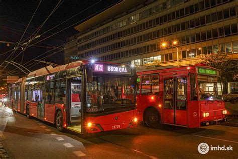 Ilustračné foto detí nastupujúcich do autobusu MHD