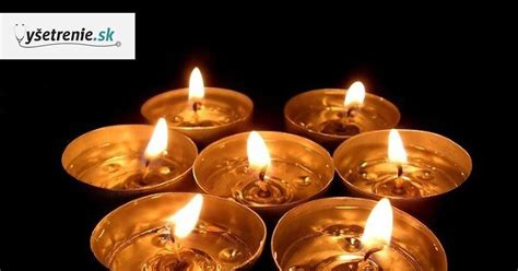 Sviečky horiace na cintoríne v noci