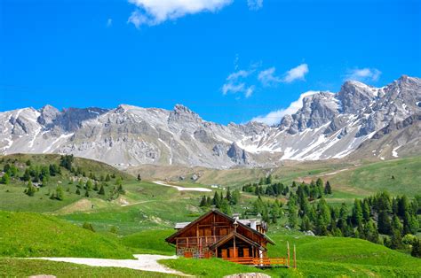 Horská krajina s dreveničkami