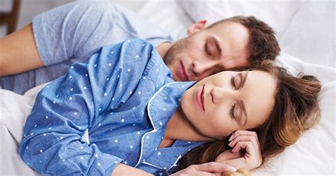 Ilustrácia znázorňujúca pár v posteli s rozdielnymi spánkovými návykmi