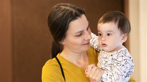 Žena s dieťaťom v náručí, symbol materstva