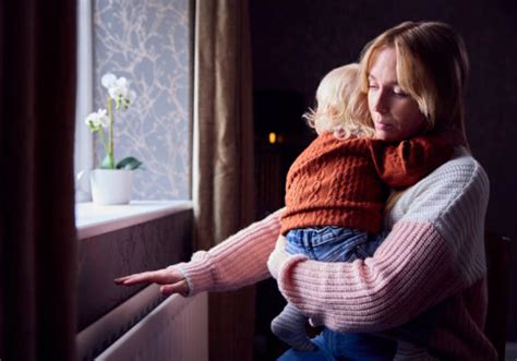 žena objímajúca dieťa s hendikepom