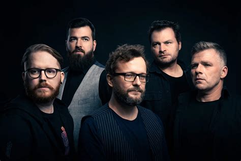 Martin Husovský na pódiu s kapelou Komajota