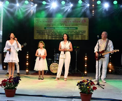 Ľudová hudobná skupina hrajúca na harmoniku a husle