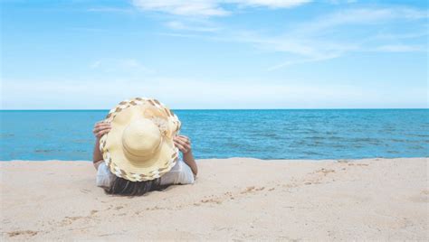 žena čítajúca knihu na pláži