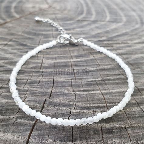 Ilustrácia mesačného kameňa s jemnou modrastou alebo belavou opalizáciou