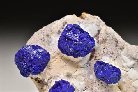 Ilustrácia azuritu s jeho typickou sýto modrou farbou