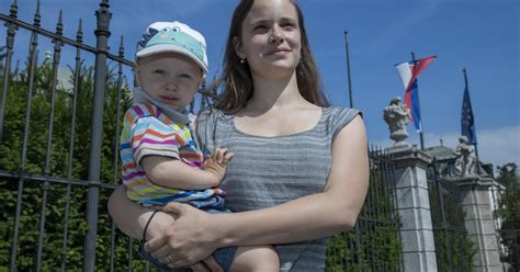 Ilustrácia rodiny s dvoma rodičmi a jedným dieťaťom