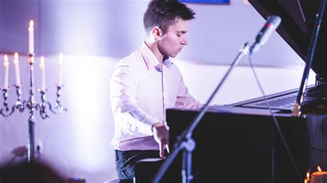 Mladý klavirista hrajúci na klavíri