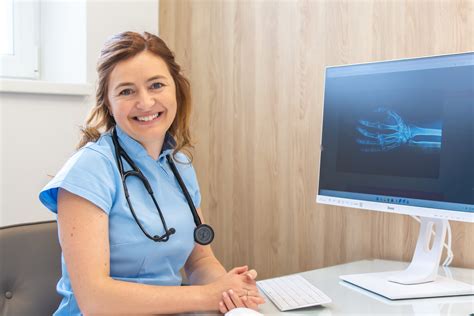 lekárka počúva pacienta