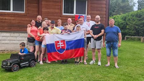 Rodina sa spoločne smeje pri hre.