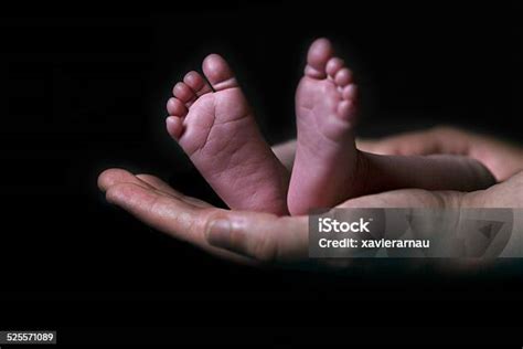 matka držiaca novorodenca v rukách