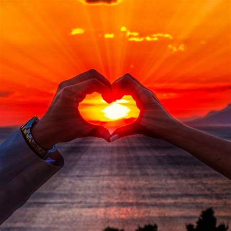 Ilustrácia páru držiacho sa za ruky pred západom slnka