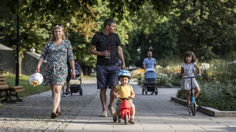 Rodina na prechádzke v parku