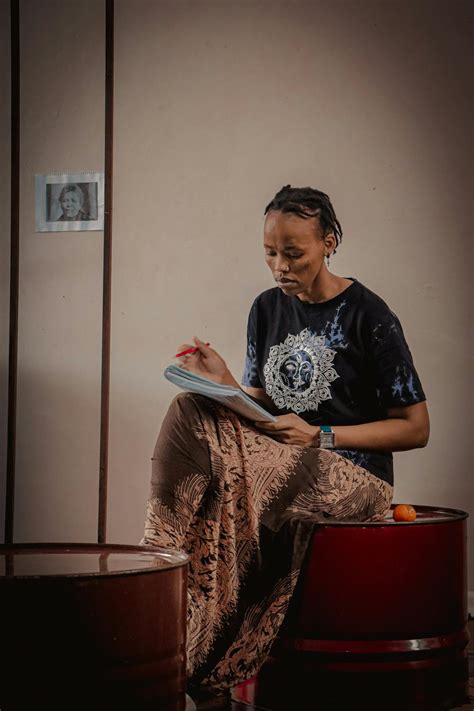 žena píšuca v denníku s úsmevom