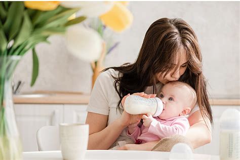 žena kŕmi bábätko