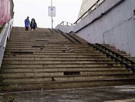 Dieťa odmietajúce ísť po schodoch