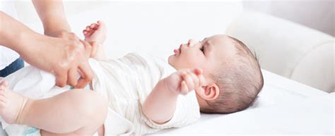 Dieťa s viditeľným pruhom v oblasti pupka