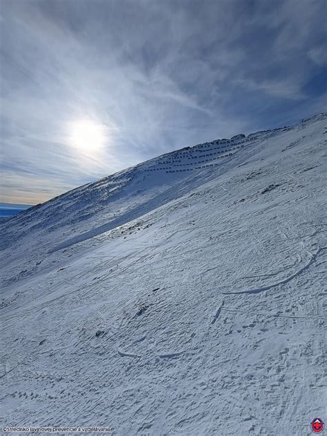 Fotografia turisti stúpajúceho po kamenistej ceste v Lomnickom sedle